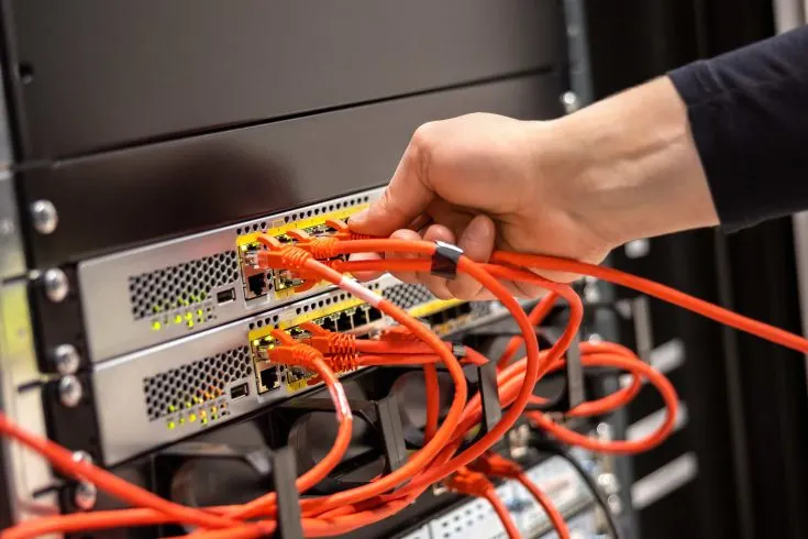 Técnico da TICom a instalar cablagem estruturada
