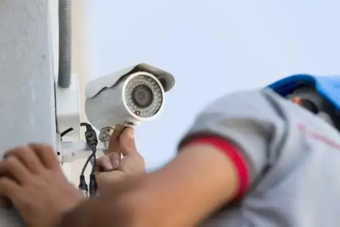 Técnico da TICom numa visita de manutenção