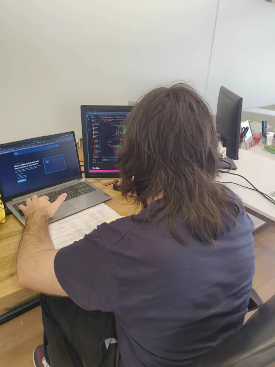 Programador da TICom a desenvolver um site